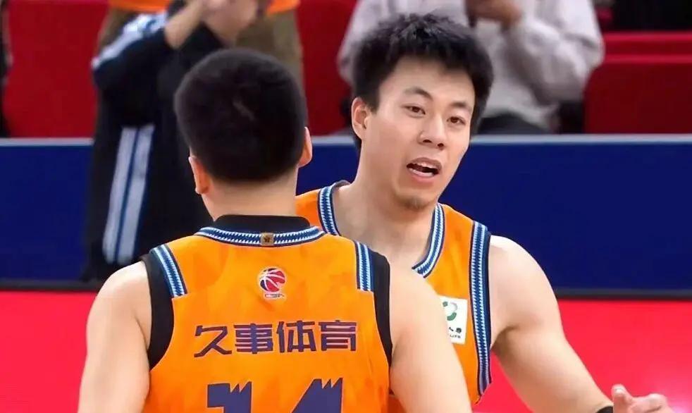 悟空体育记者:费内巴切仍在和曼城谈阿克转会费,预计700万+150万镑
