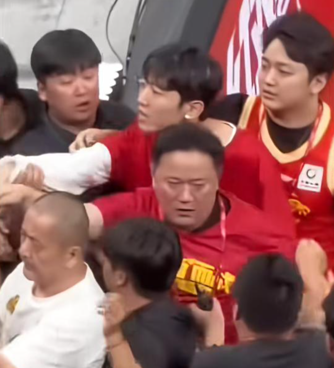 记者拉比奥、于帕、楚阿梅尼、萨利巴缺席训练前者母亲探班扑空