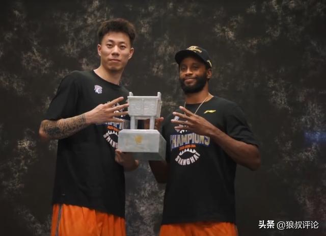 饿了?拉门斯被拍到在比利时替补席啃苹果