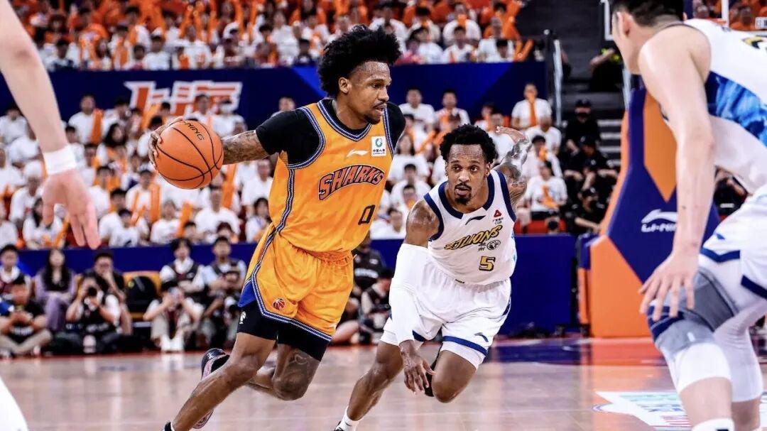 球迷吵翻!乔丹是NBA初代营销大牌,詹姆斯是迭代招牌,真相扎心