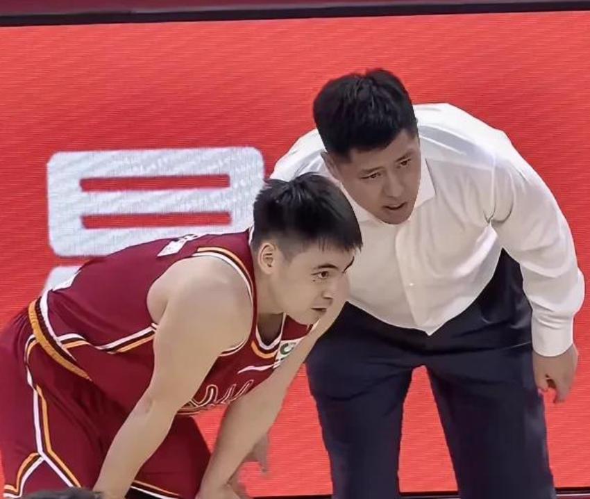 突发!福克斯取关马刺,字母哥交易倒计时,快船计划追求FMVP