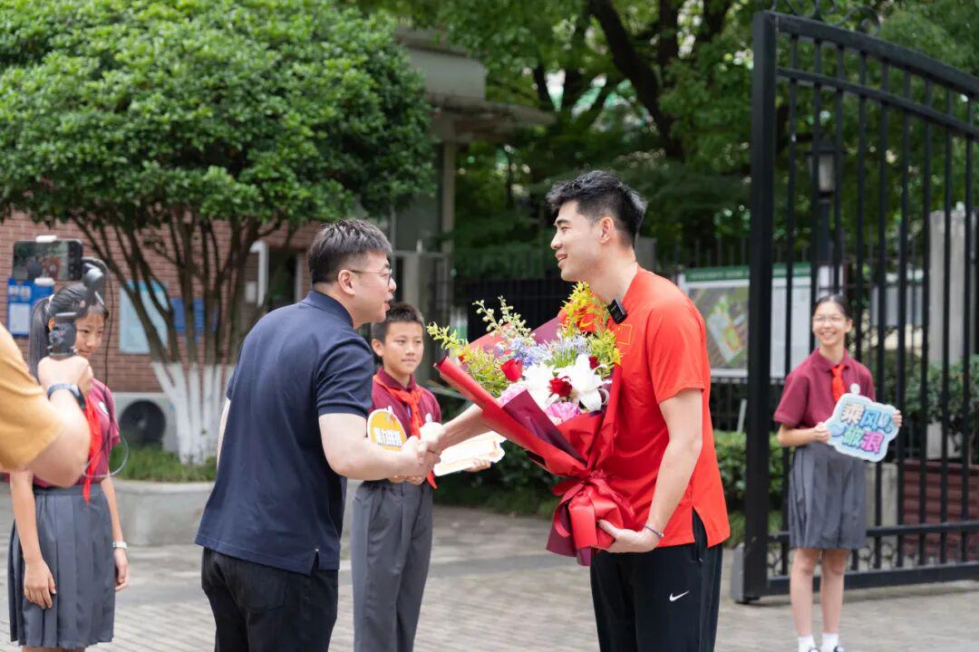 字母哥首选热火，雄鹿陷交易两难