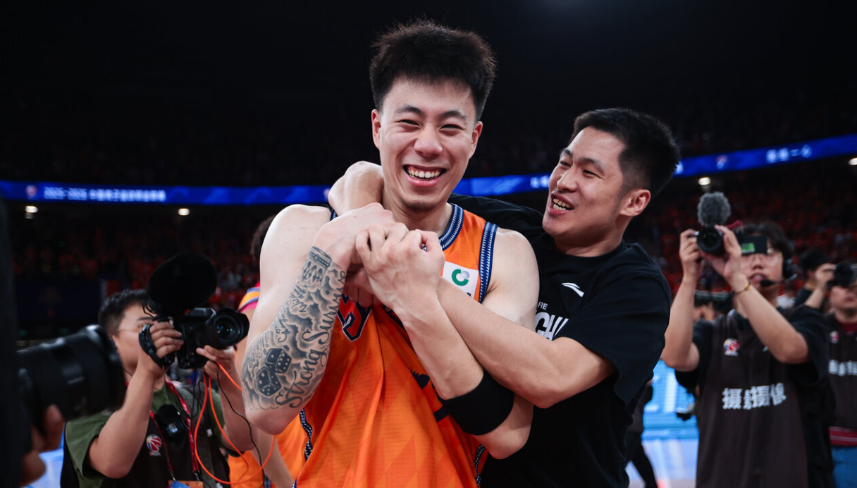 悟空体育库里发文祝贺前助教布朗:尼克斯53年首冠背后的师徒情