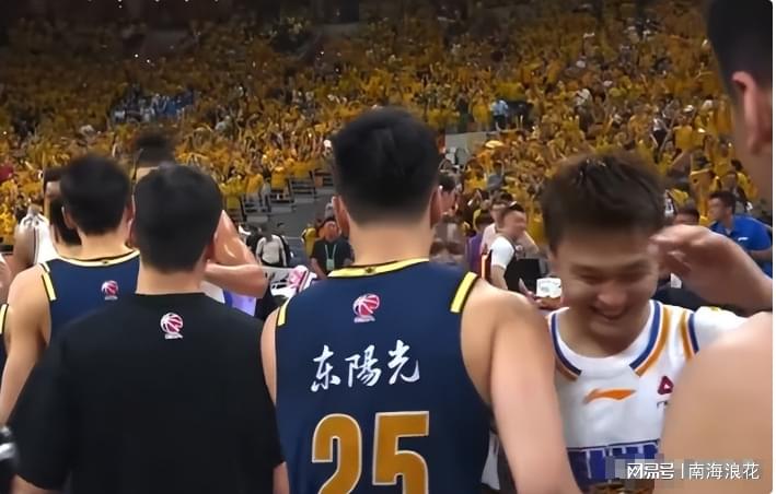 NBA官方晒总冠军定妆照:尼克斯17人出镜 索汉和杰米森没拍上?