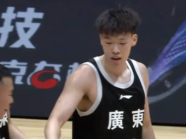 饿了?拉门斯被拍到在比利时替补席啃苹果