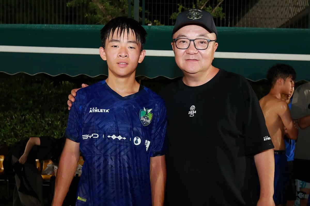 痛失好局，瑞士主帅雅金在球队被卡塔尔绝平后怒摔水瓶