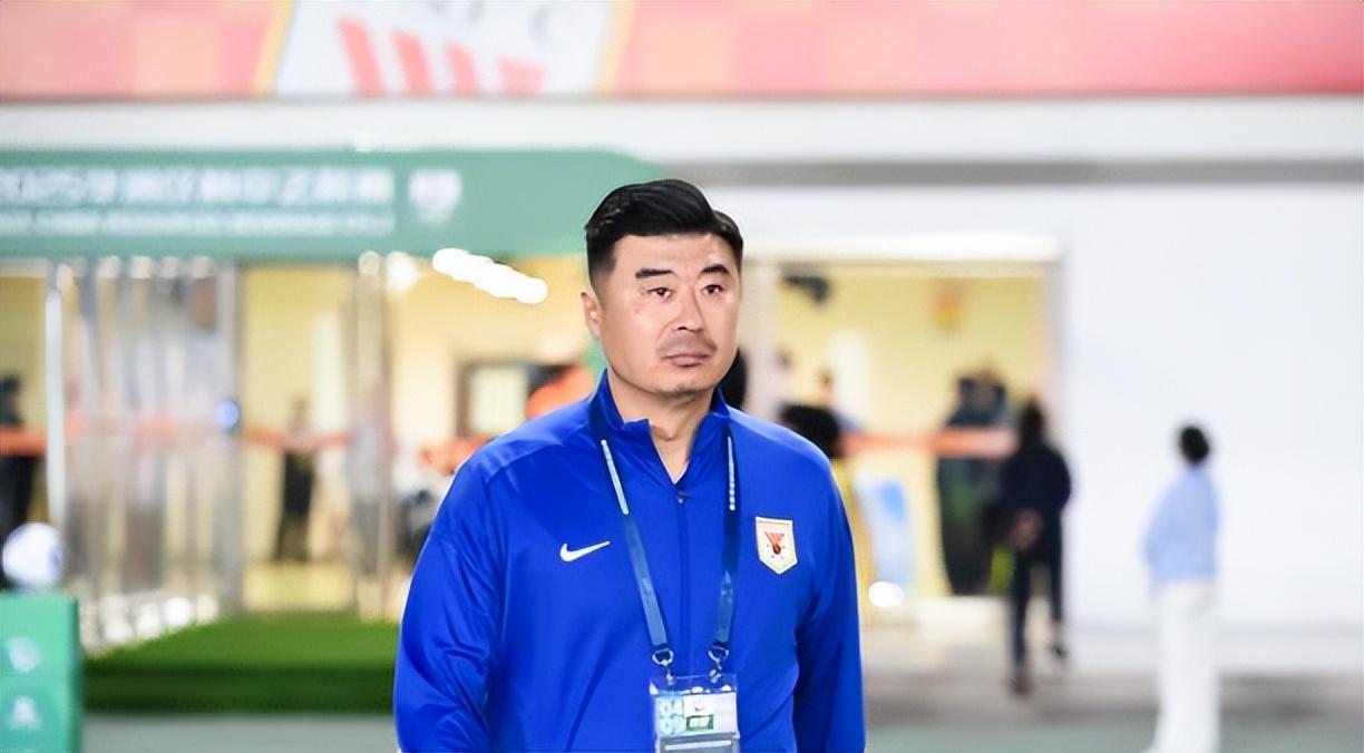 詹俊也犯了巨大巨大失误!将美国歌手误认为是小罗:实在是太像了